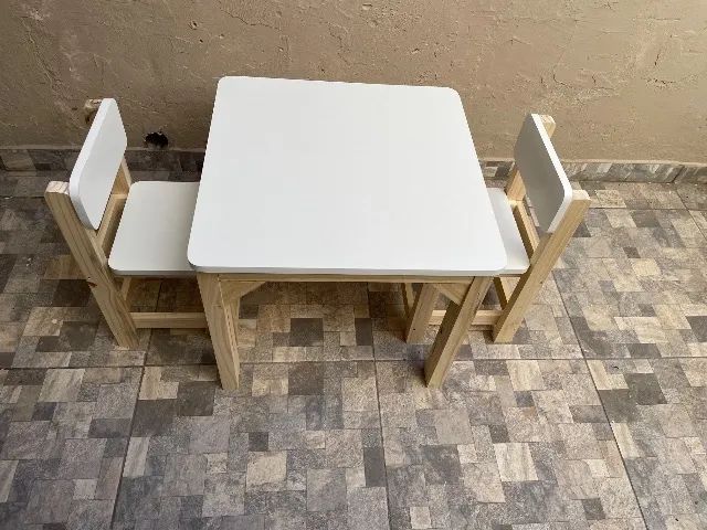 Mesa infantil, com baúzinho 