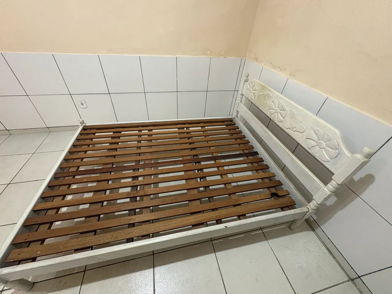 Compra-se base para cama de casal de madeira  - Foto 2