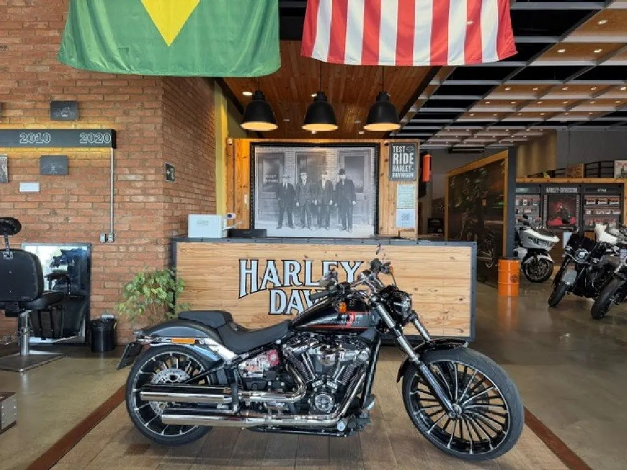 Harley-Davidson Softail Breakout SOFTAIL BREAKOUT