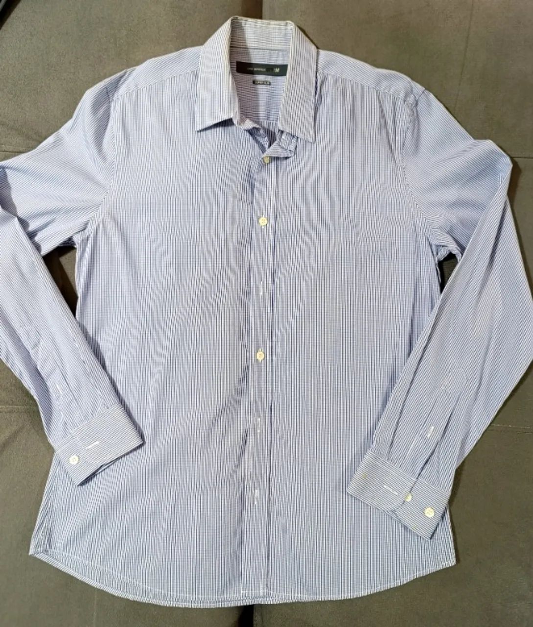 Camisa com linda padronagem cinza, branco e azul, 100% algodão da marca Luigi Bertolli