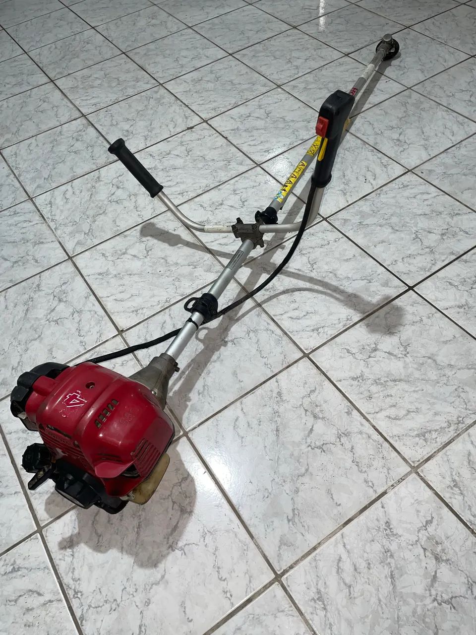 Vendo roçadeira Honda 4 tempos Gx50  usada e revisada .chama se realmente tiver interesse 