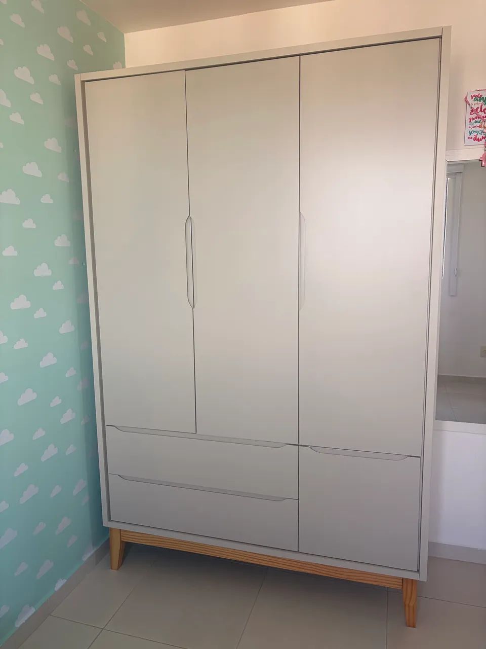 Lindo Quarto Bebê (berço, cômoda e guarda-roupa) - Foto 2