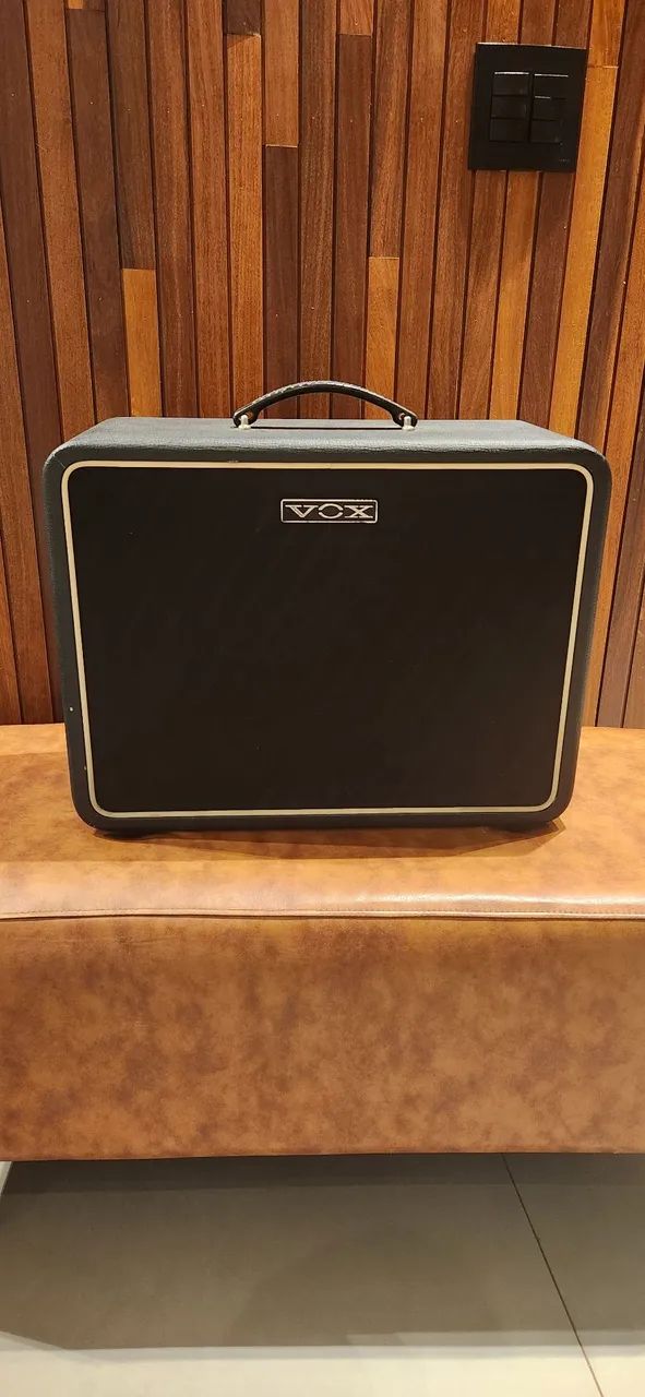 Caixa VOX com Celestion Greeback 12