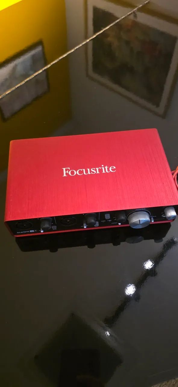 Interface de áudio Focusrite Scarlett 2i4.