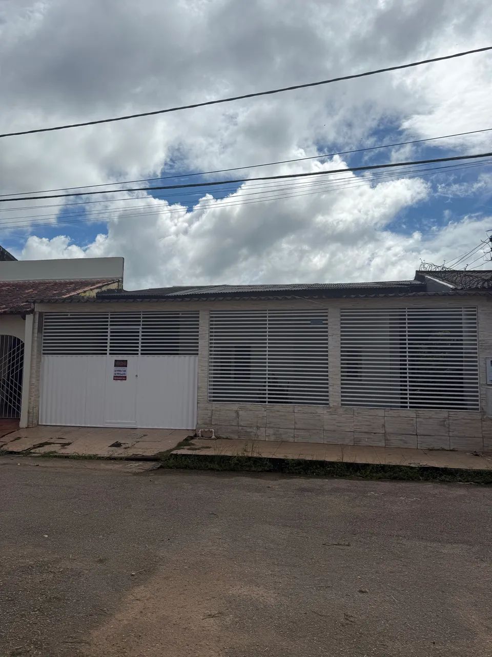 VENDE-SE OU ALUGA-SE ? CASA NO UNIVERSITÁRIO!