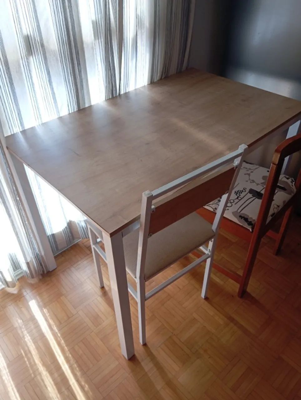 Vendo ou troco mesa com jogo de cadeiras - Foto 2