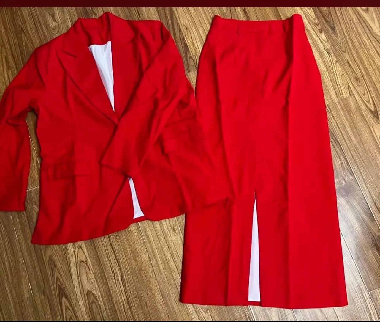 Conjunto alfaiataria vermelho saia e blazer 