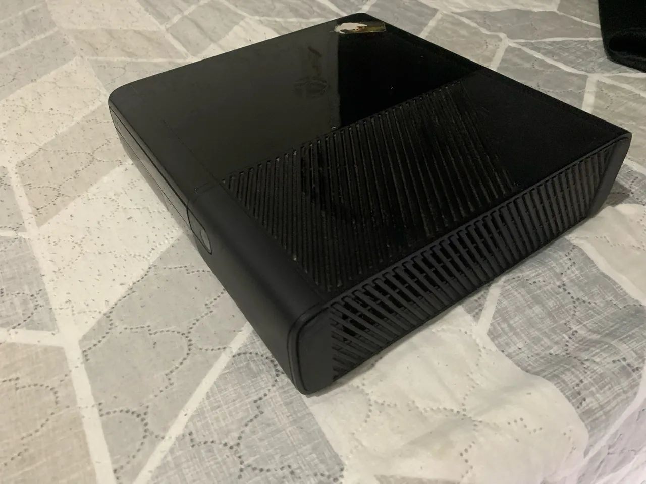 Xbox 360 com 2 controles, Kinect e 3 Jogos de CD (com mais jogos instalados)