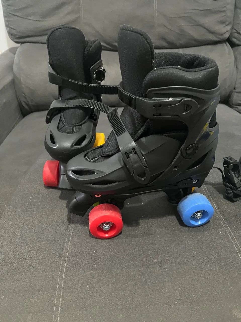 Patins de 4 rodas c/ acessórios 