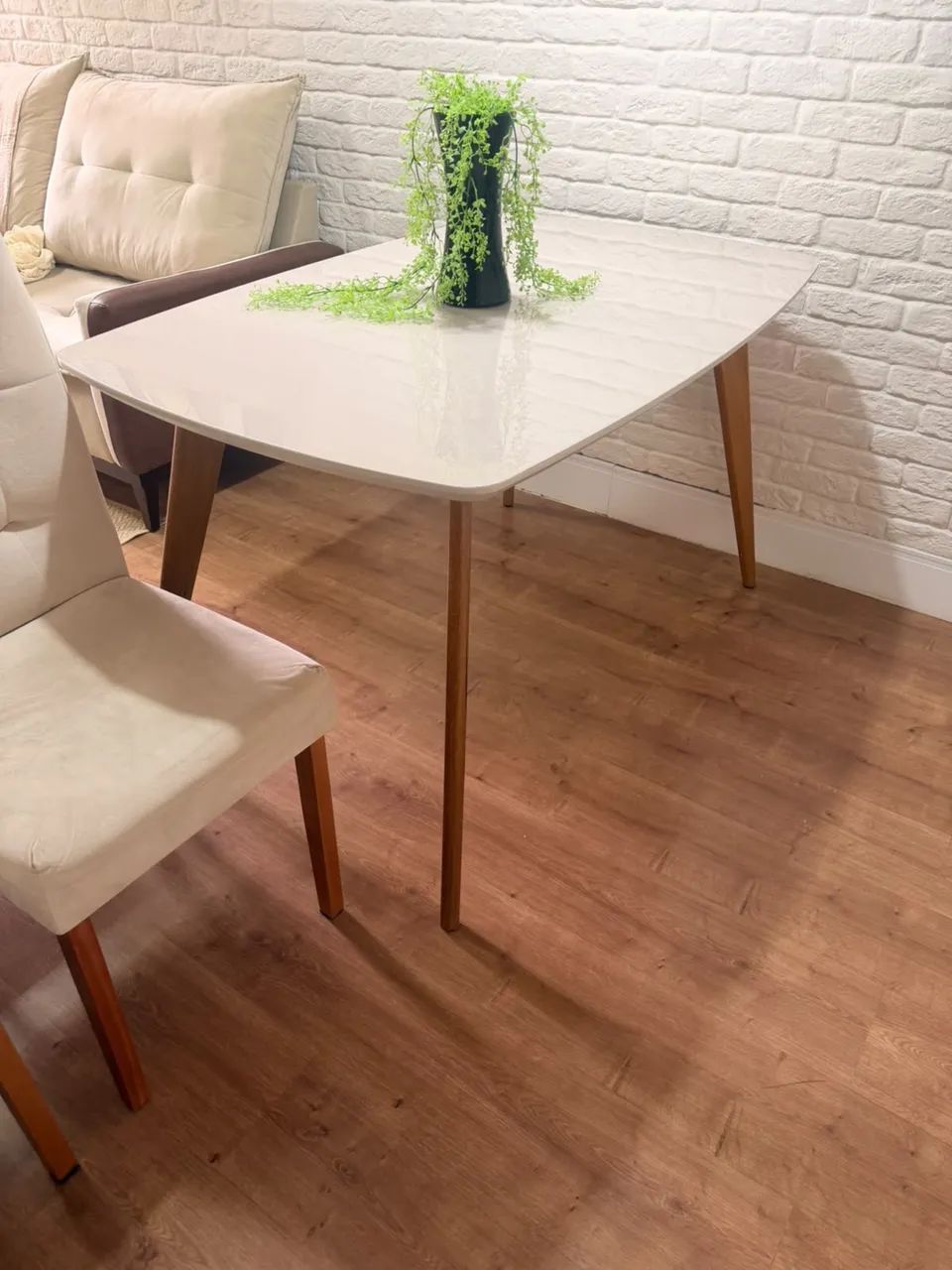 Mesa retangular com quatro cadeiras, em tampo de vidro laqueado!
