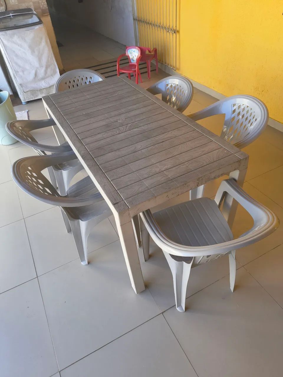 Conjunto mesa com 6 cadeiras de plástico - Foto 2