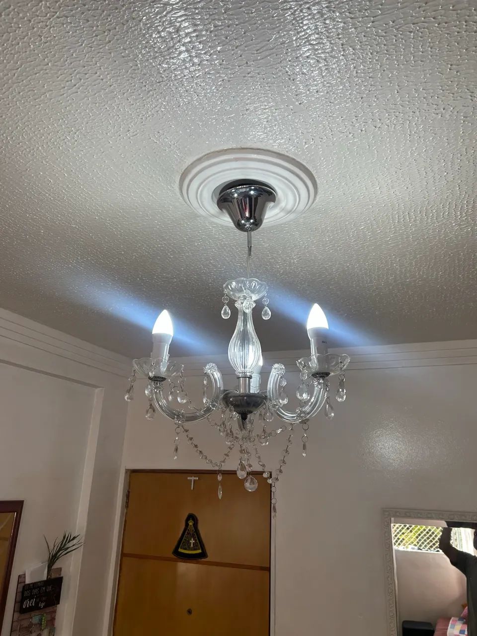 Lustre acrílico com lâmpada de pingo - Foto 4