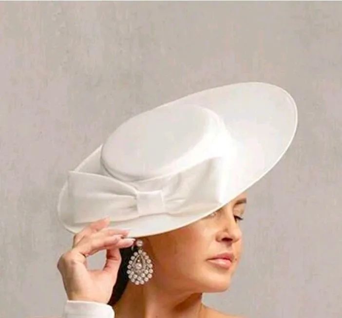 Chapéu elegante branco