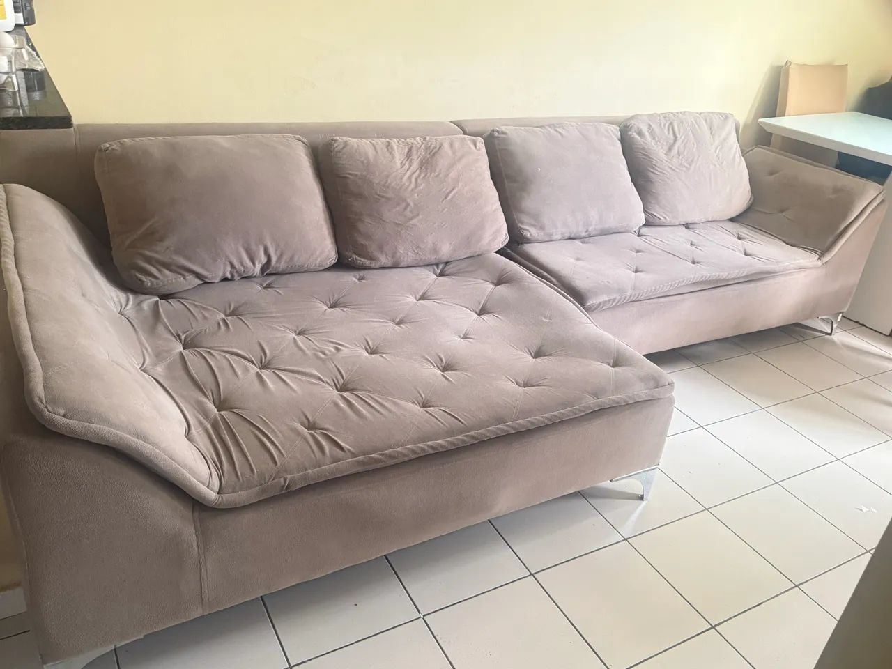 Vendo este sofá grande e confortável 