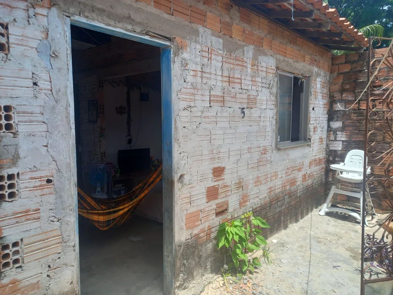 Vendo terreno com uma casa em construção  - Foto 2