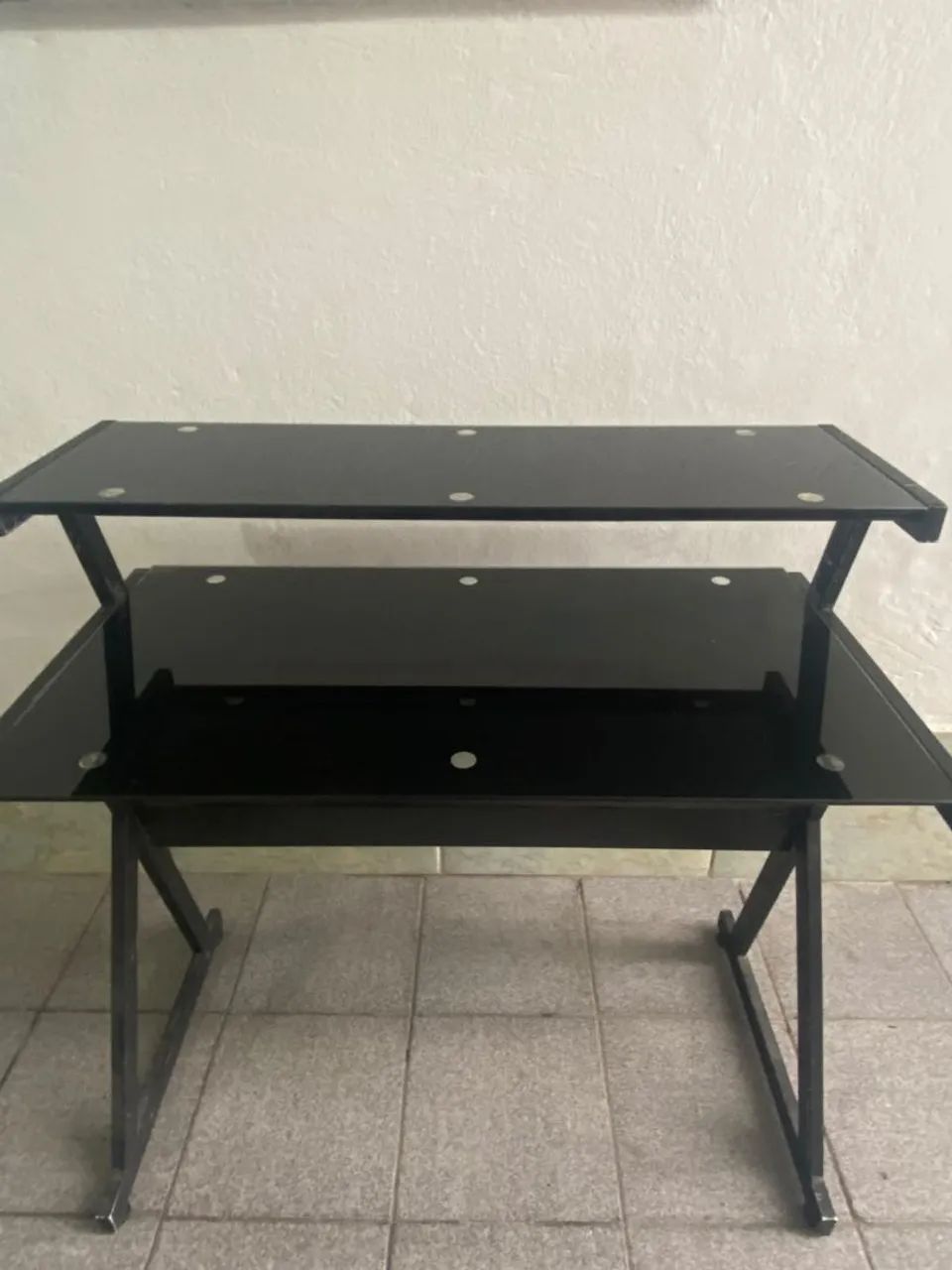 Vendo mesa, criado mudo, cabeceira e cabideiro 