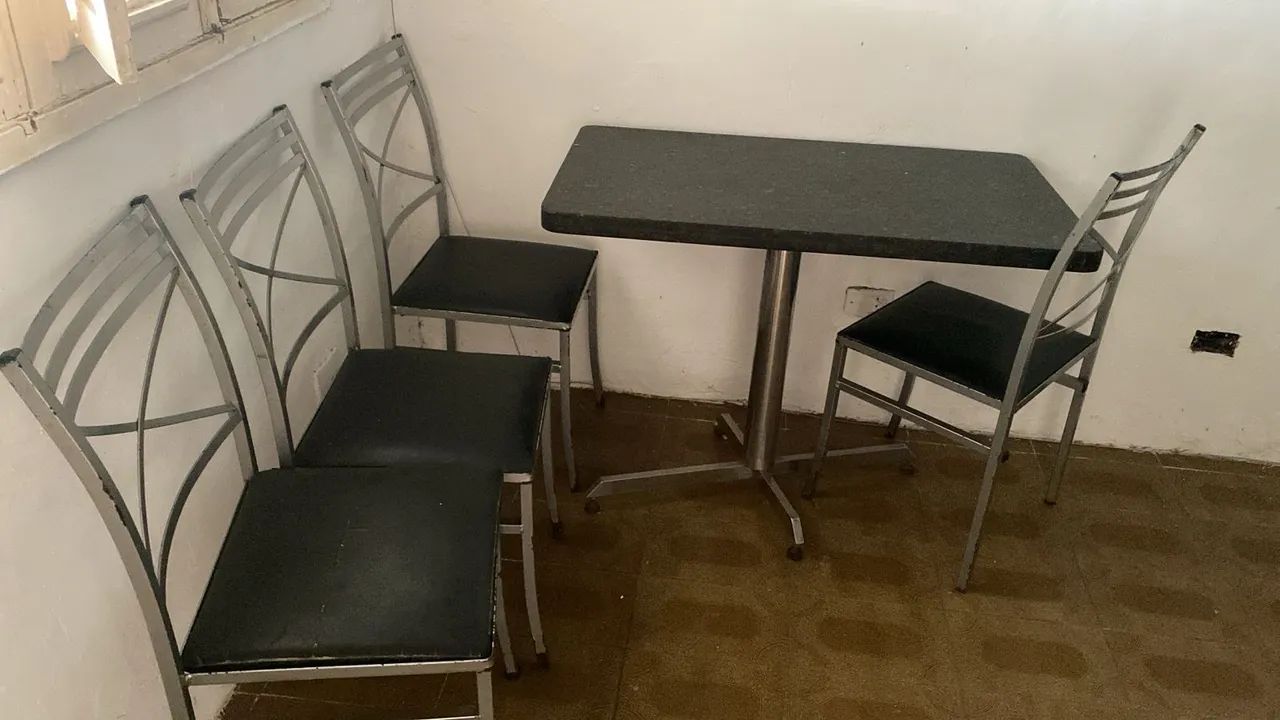 Mesa retangular com tampo de granito e estrutura metálica 