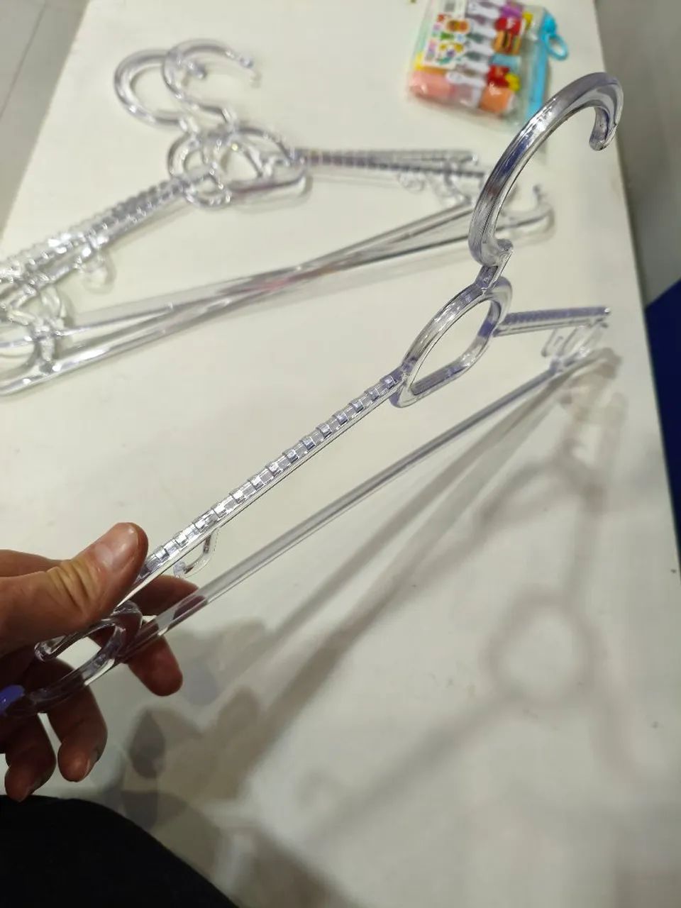 Cabides de plástico novo