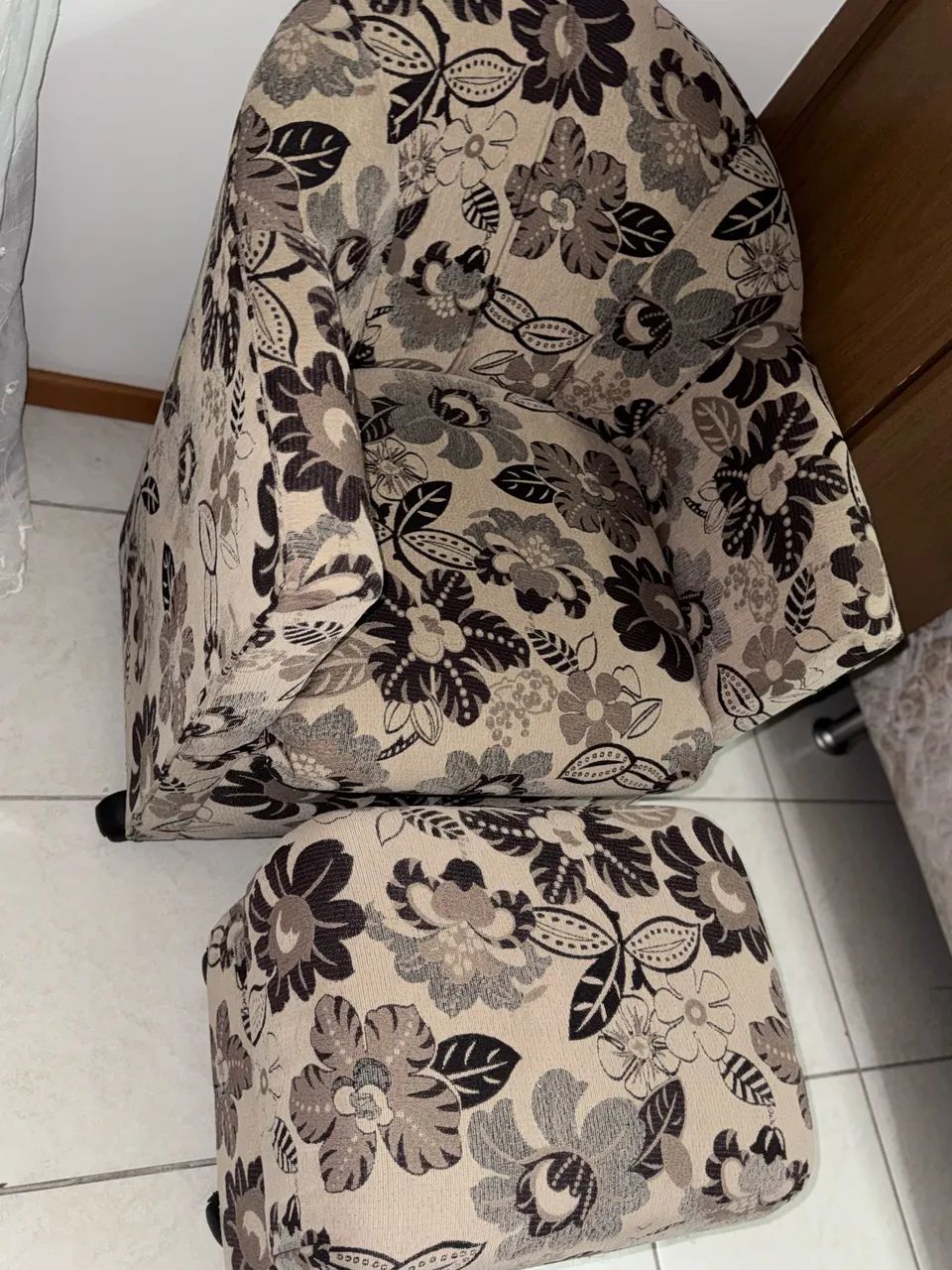 Poltrona de amamentação com puff  - Foto 2