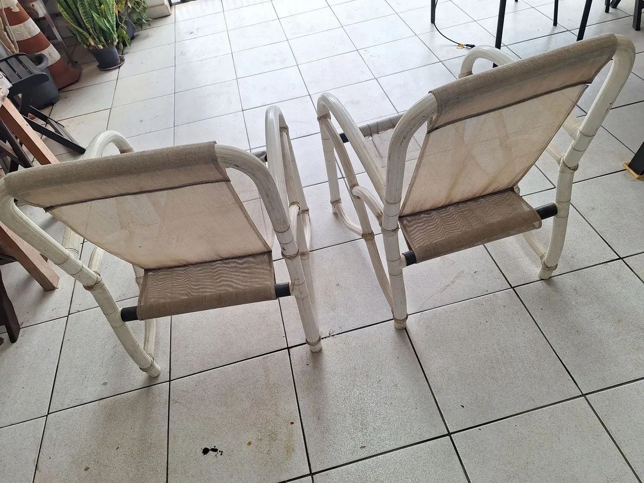 Conjunto de 2 Cadeiras de Pátio Vintage em Rattan Branco e Tecido Sling Precisa Reforma  - Foto 3