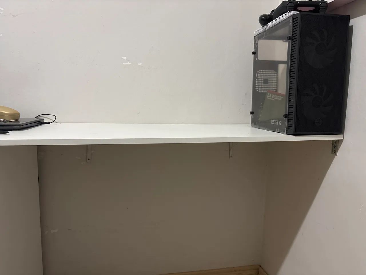 Bancada / Secretária Suspensa em MDF Branco com Mão Francesa (Prateleira de Parede) - Foto 2