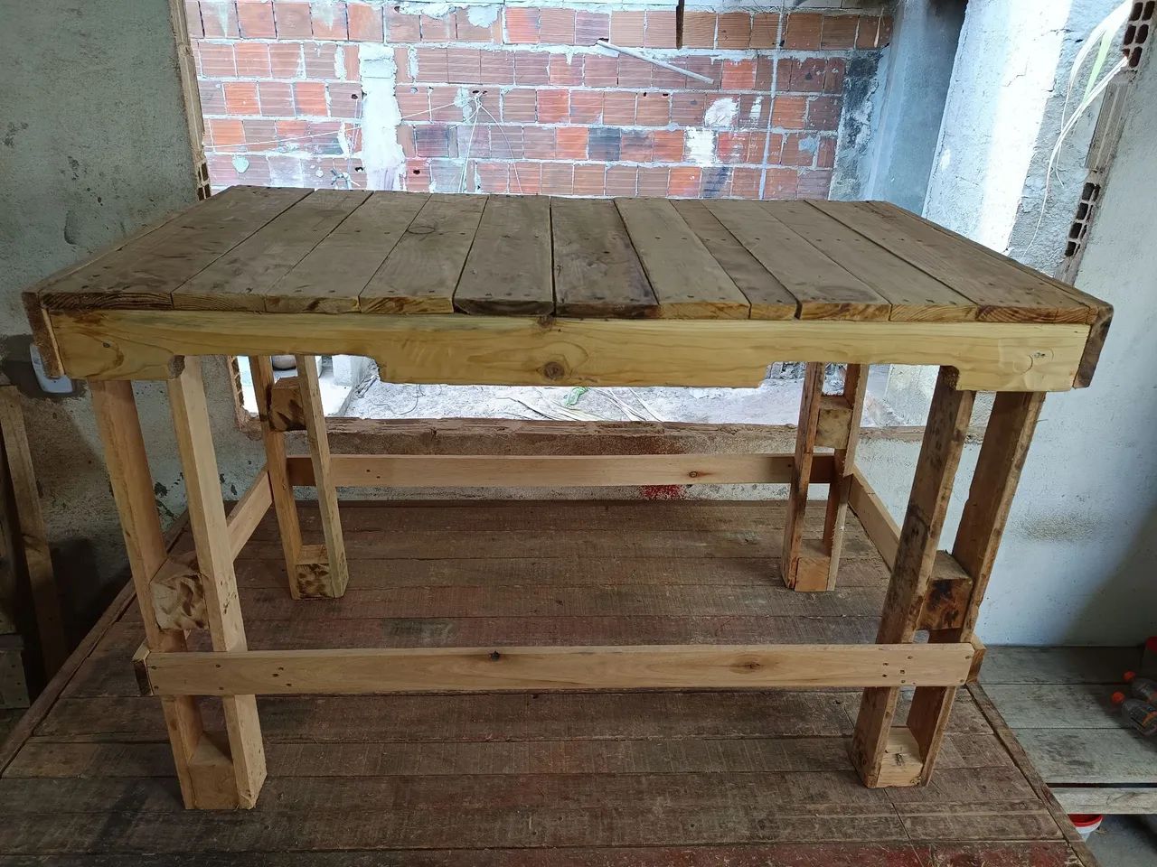 Mesa de pallet com quatro bancos - Foto 2