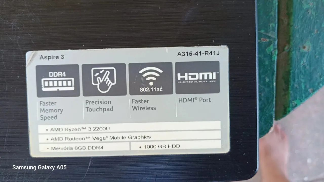 Vendo um notebook com defeito somente na bateria e um risco na tela, funciona tudo normal - Foto 2