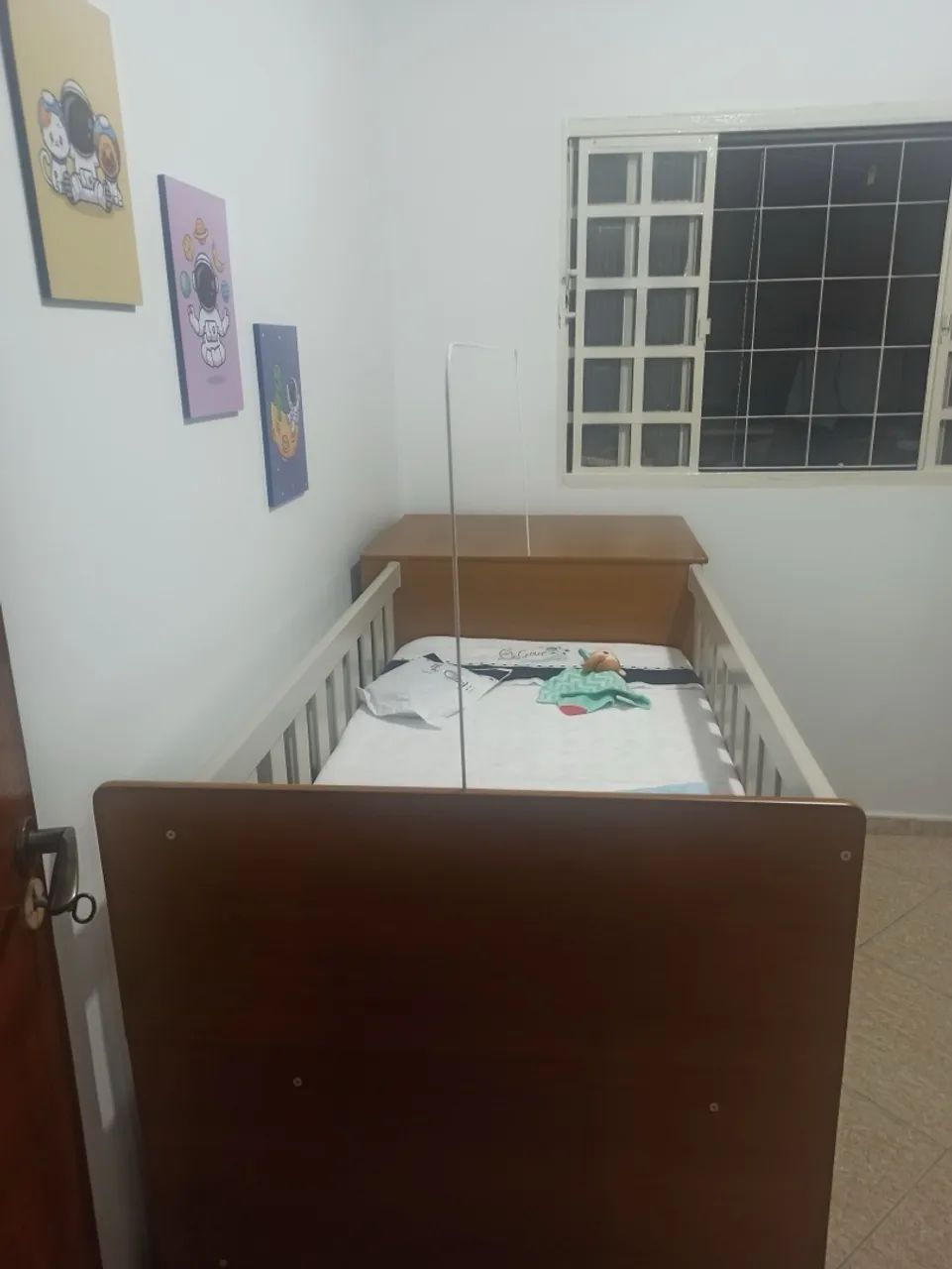 Berço de bebê que vira cama com cômoda acoplada 