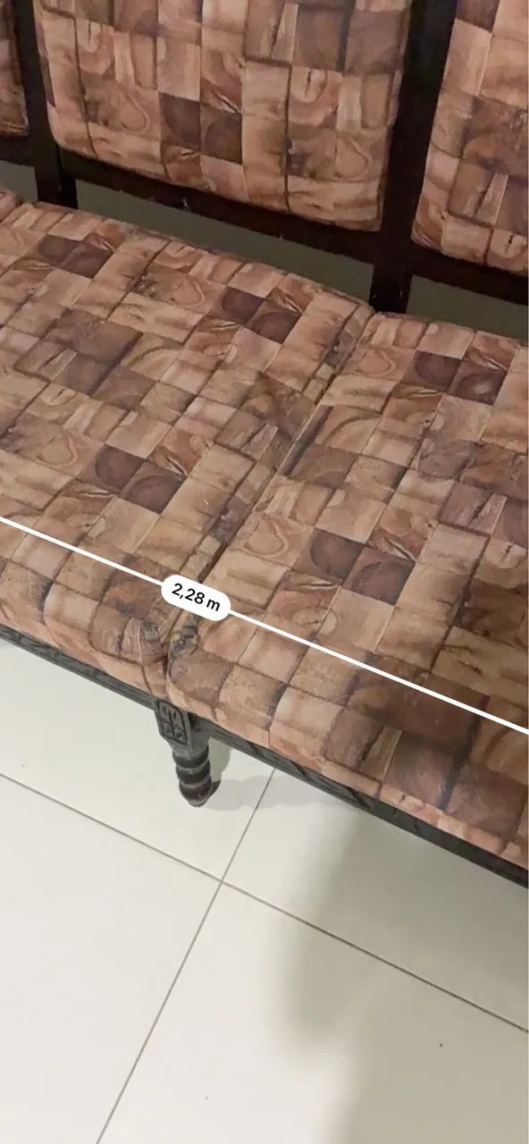 Conjunto de sofá com duas poltronas. Detalhes em madeira. - Foto 4