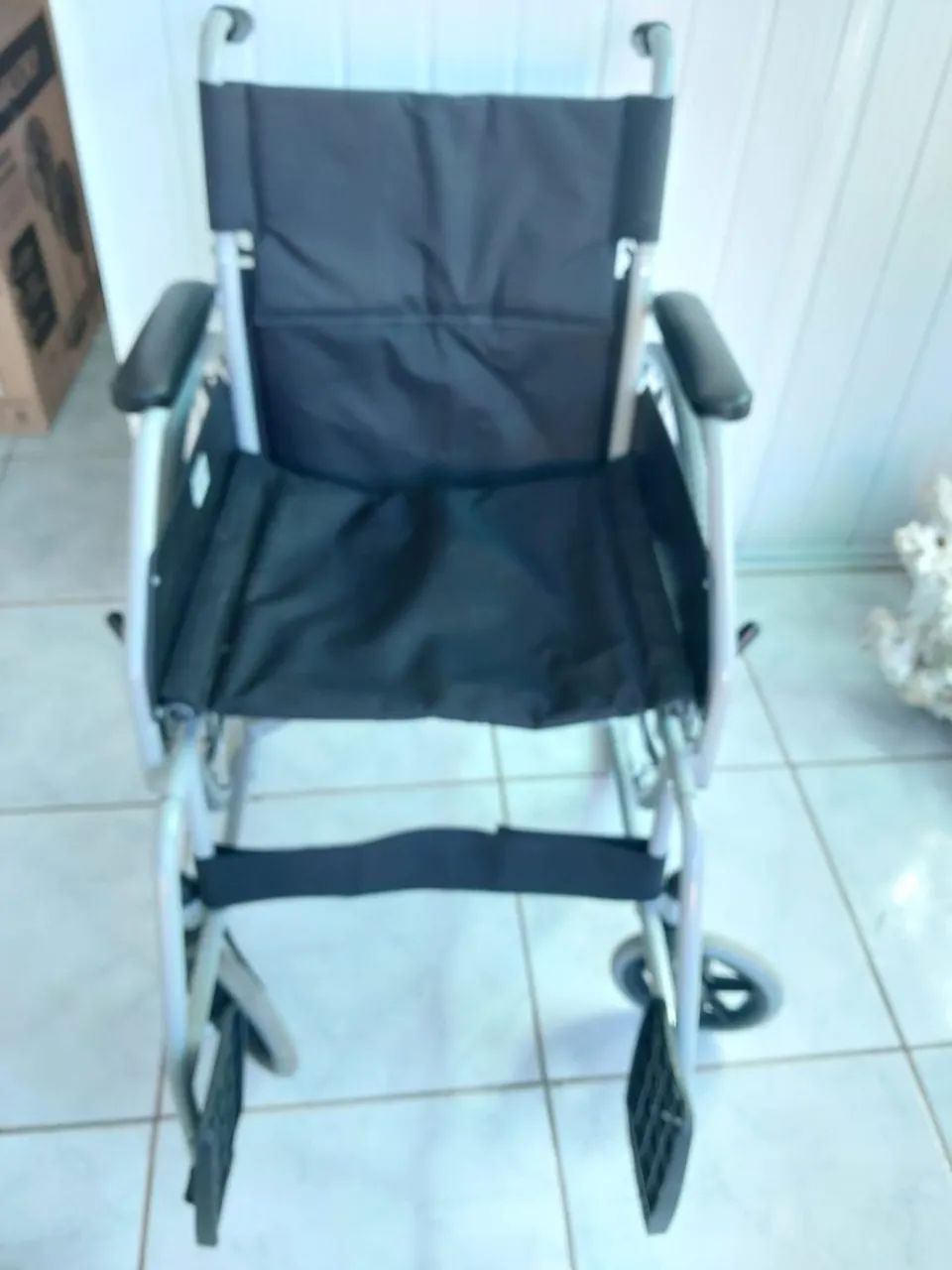 Cadeira de rodas semi nova 
