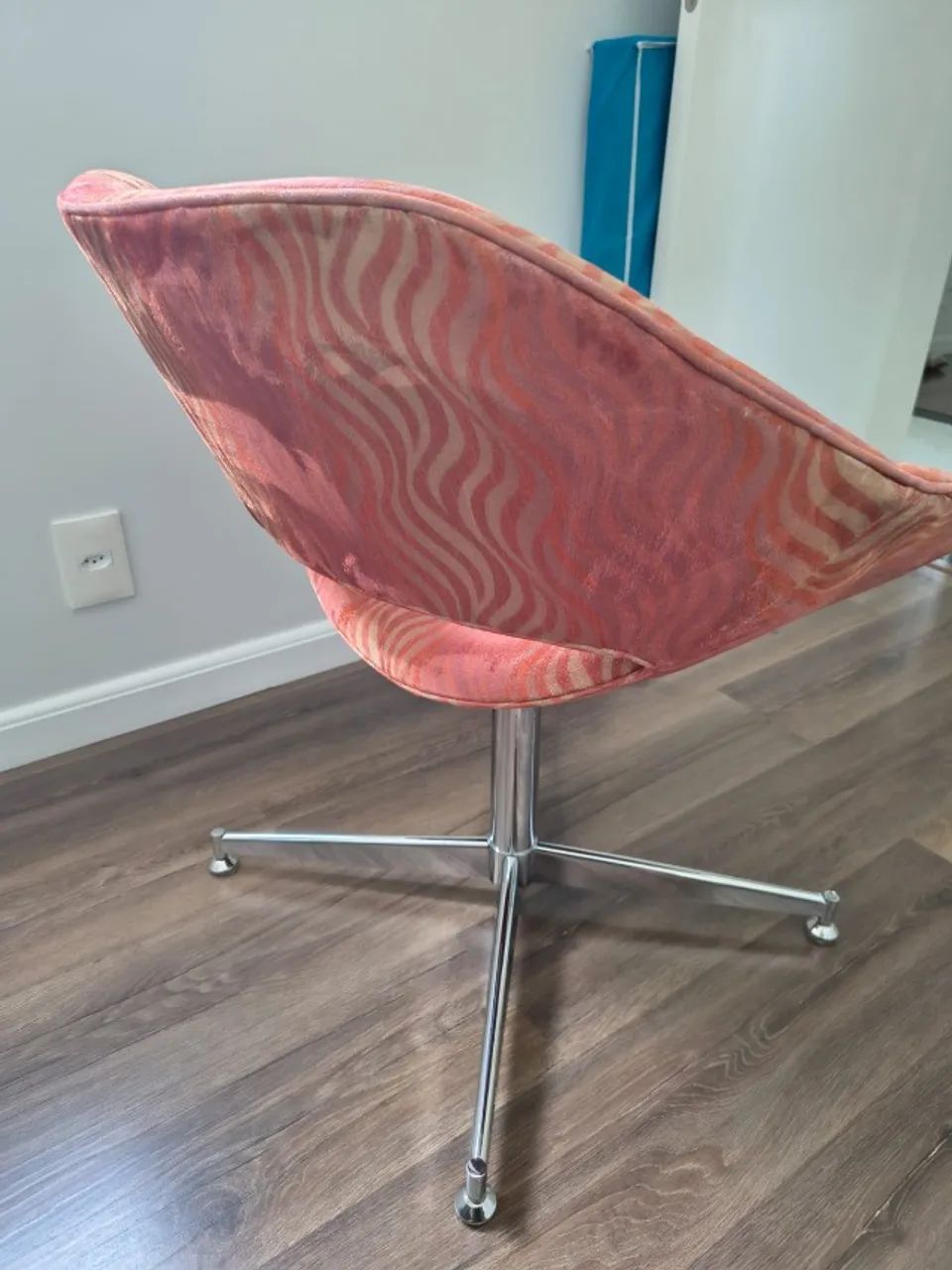 Poltrona Giratória Modelo Iris Com Base De Alumínio Estampado Geométrico  - Foto 4