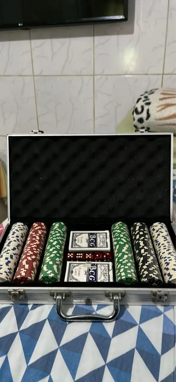 Maleta de Poker Profissional, 300 Fichas numeradas Holográficas, 5 Dados. - Foto 2