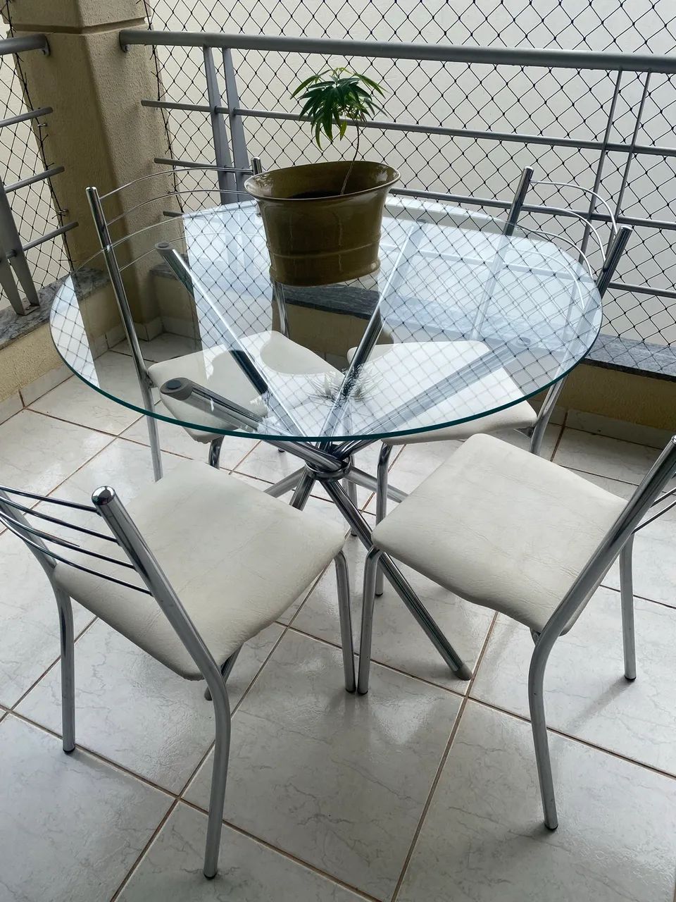 Mesa de vidro com 4 cadeiras