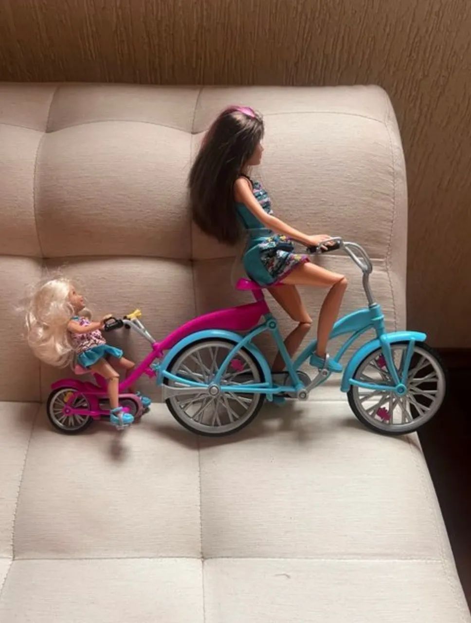 Bicicleta barbie com duas bonecas 