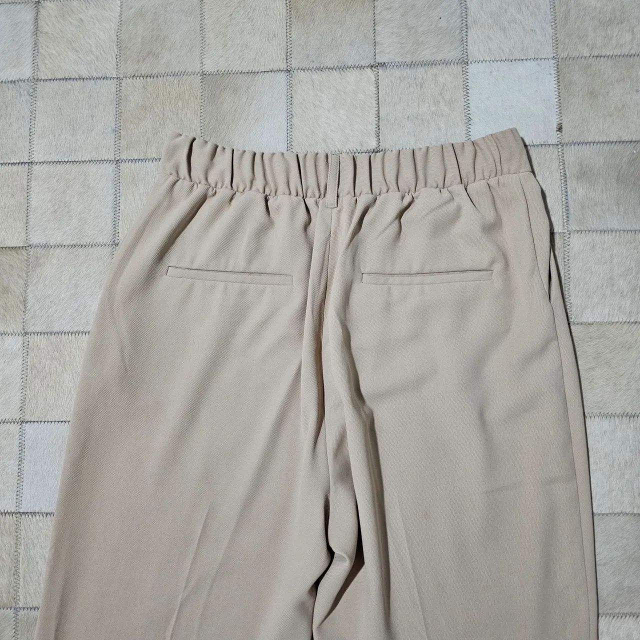 Calça de tecido shoulder bege - Foto 4