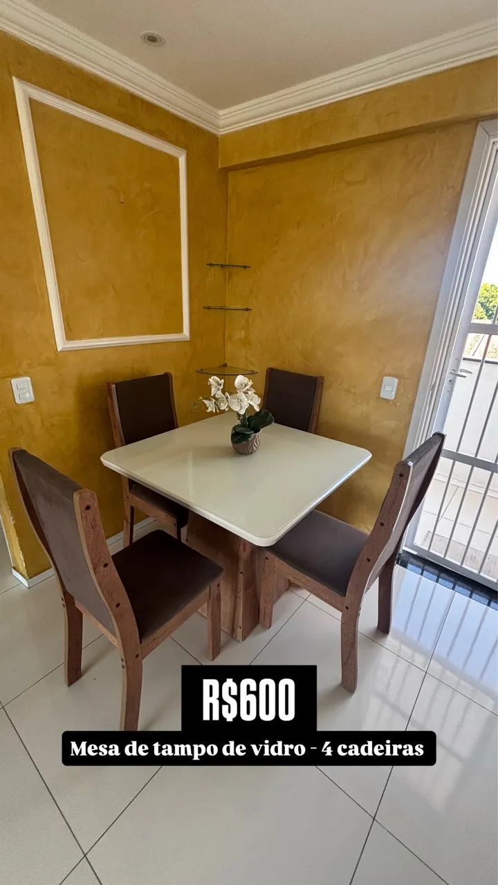 Mesa com tampo de vidro