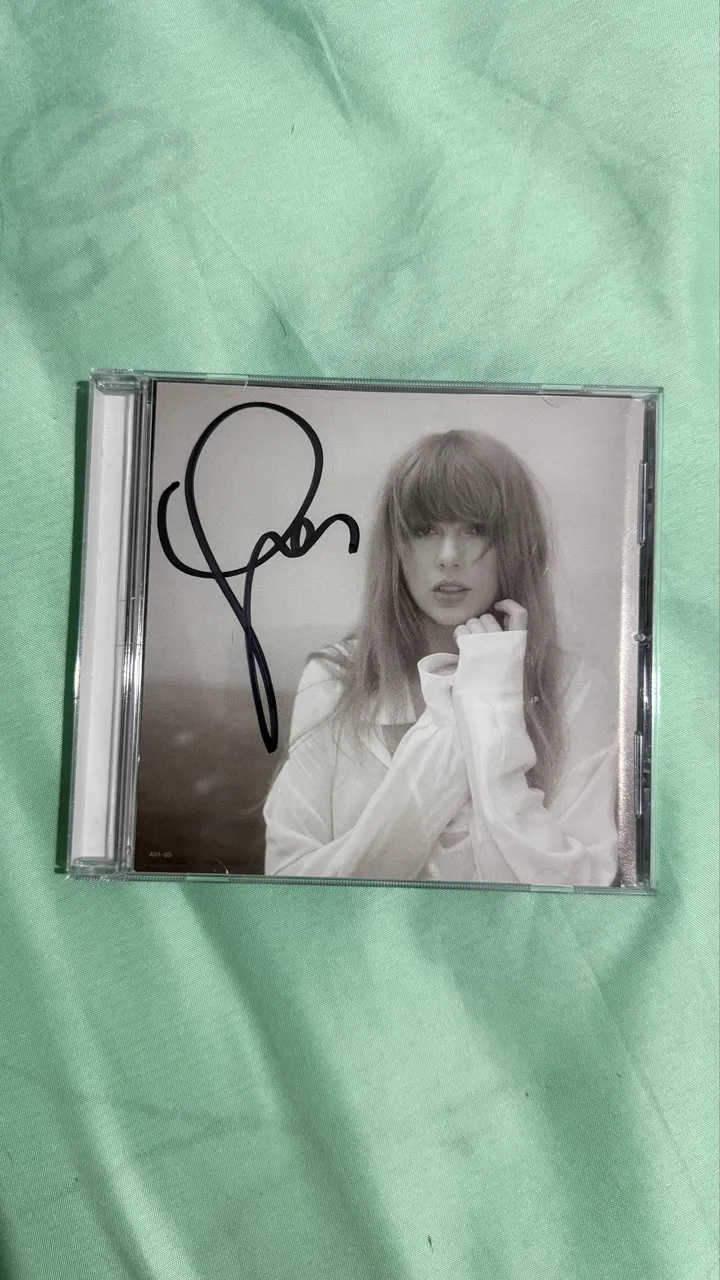 CD Taylor Swift - Folklore com coração AUTOGRAFADO - CDs, DVDs etc
