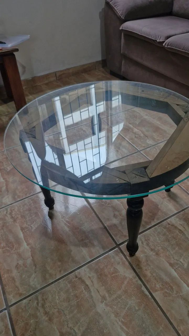Mesa de Centro em madeira tampão em vidro transparente