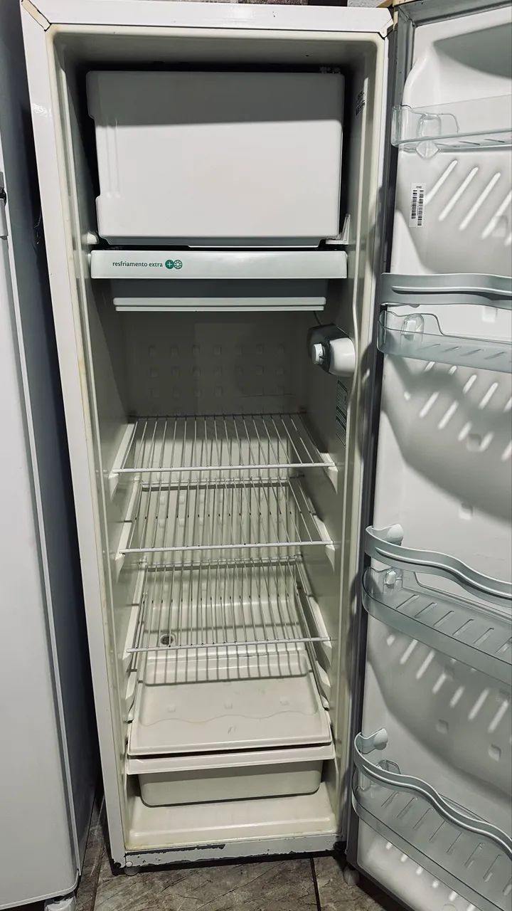 Vende-se uma geladeira cônsul 127w. 