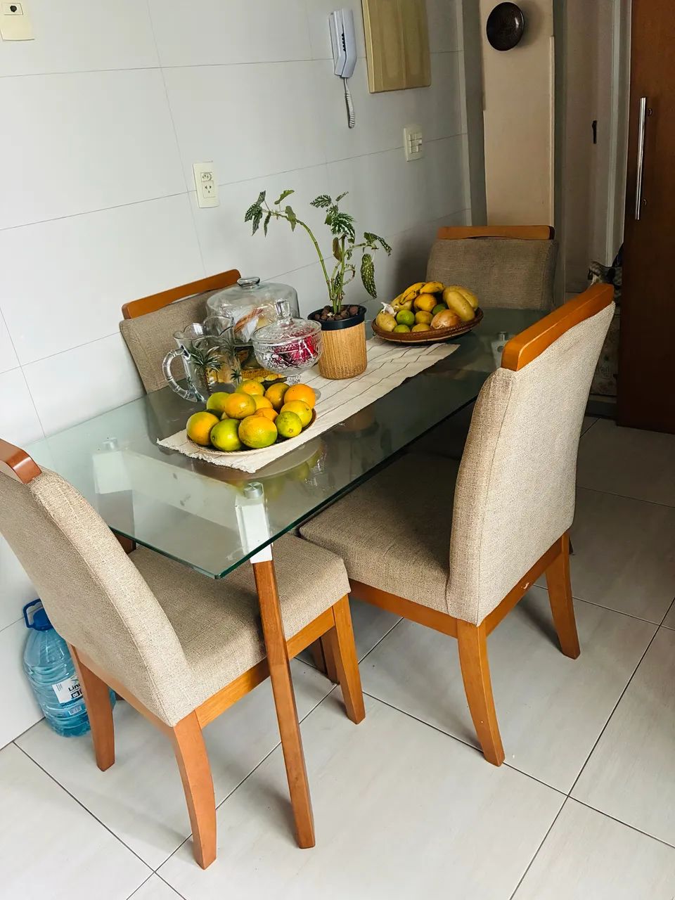 Mesa de vidro com 4 cadeiras estofadas em excelente estado. - Foto 2