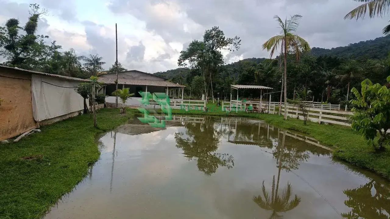 Chácara com Casa de 4 Dormitórios e 4 Tanques de Peixes