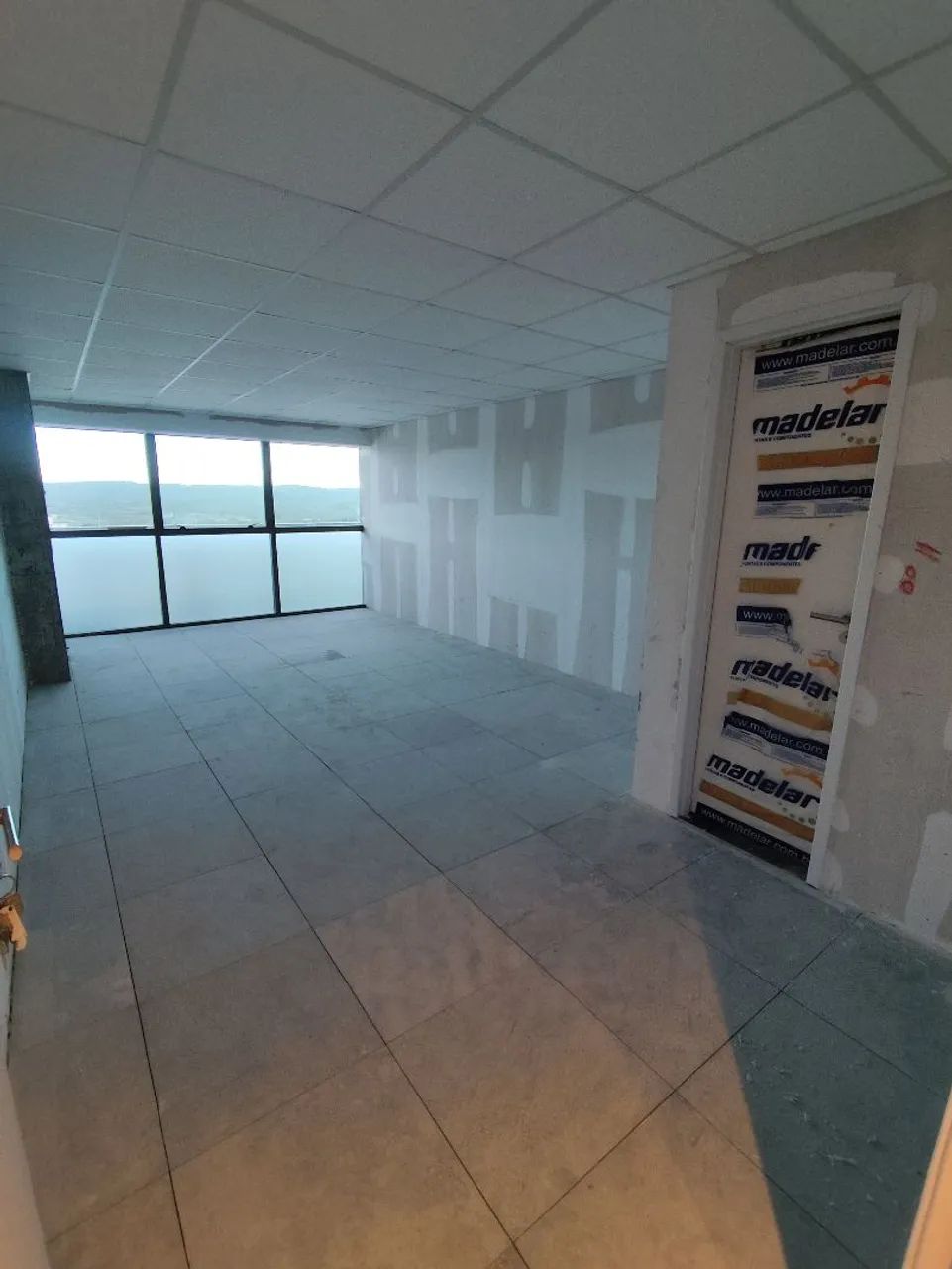 Alugo Sala com 61 m² empresarial Epic Tower caruaru piso elevado, forro e reformas - Foto 4