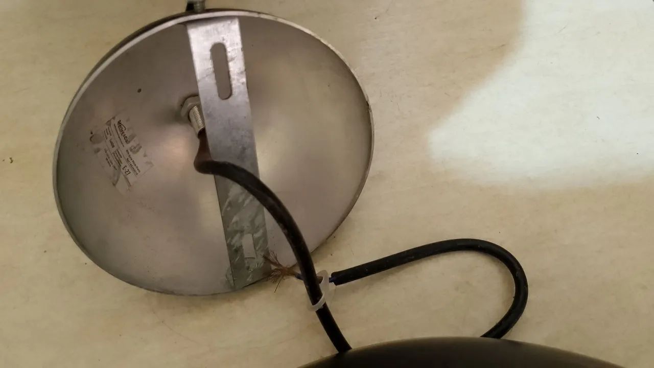2 Luminárias formato  gota na cor  preta com interior cor cobre  - Foto 5