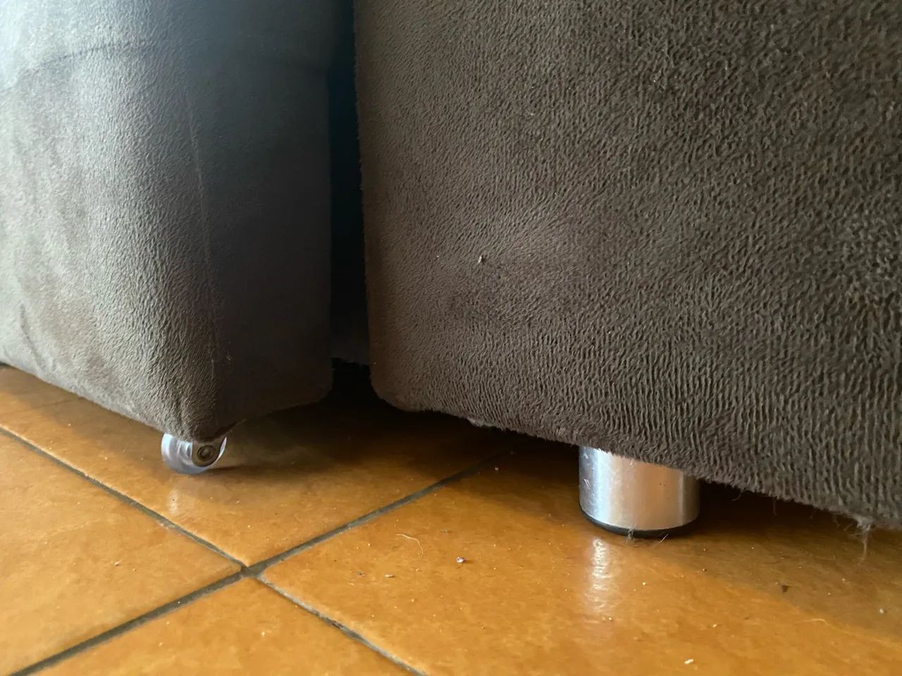 Sofá 3 lugares retrátil em suede marrom - Foto 3