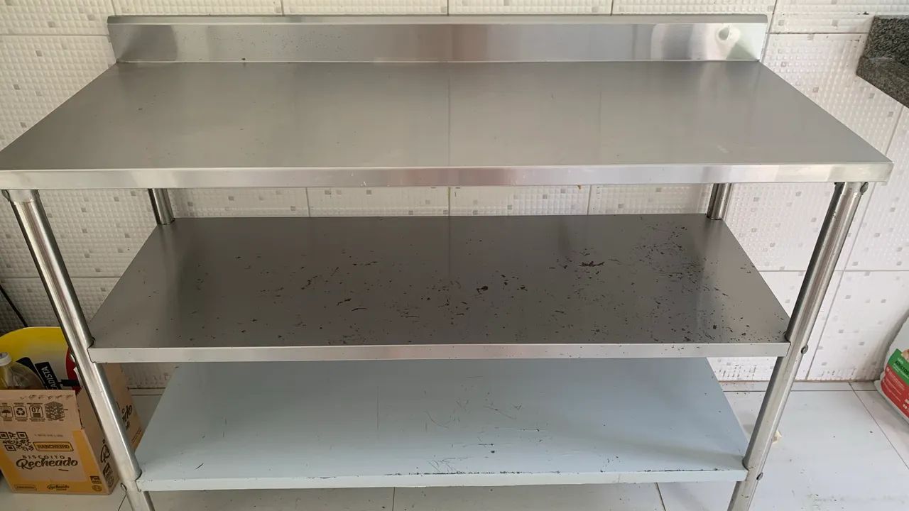 Bancada de INOX com rodabanca e 2 prateleiras  - Foto 3