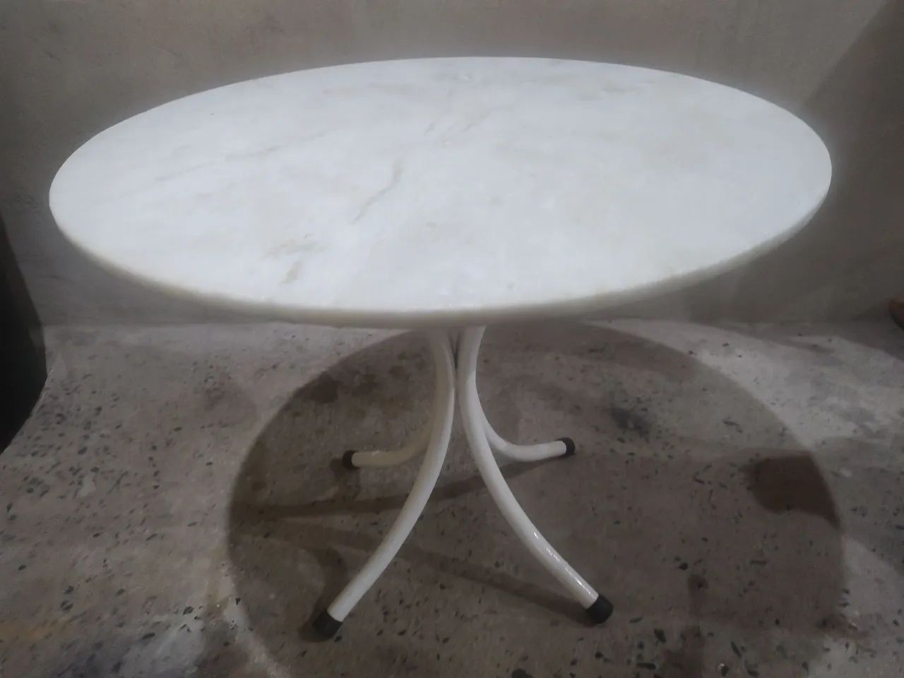 Mesa de cozinha com 2 cadeiras de brinde