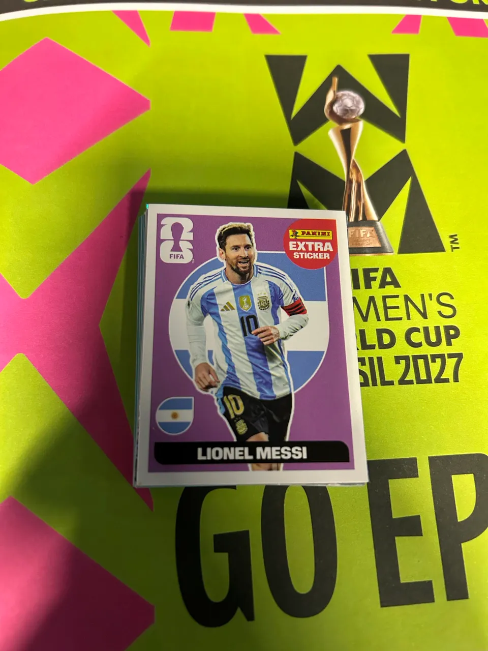 duas figurinhas legend panini copa do mundo luka modric e