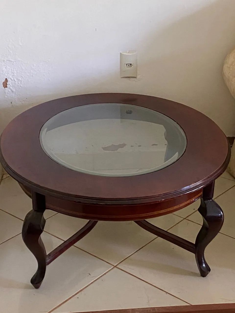 Mesa de Centro Redonda de Madeira com Vidro - Clássica e Elegante - Foto 2