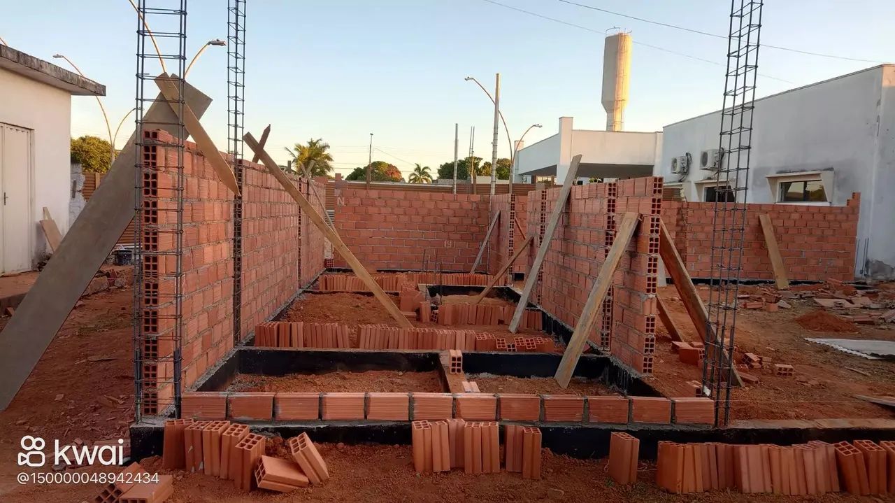 Pedreiro profissional brasileiro em construção civil em geral