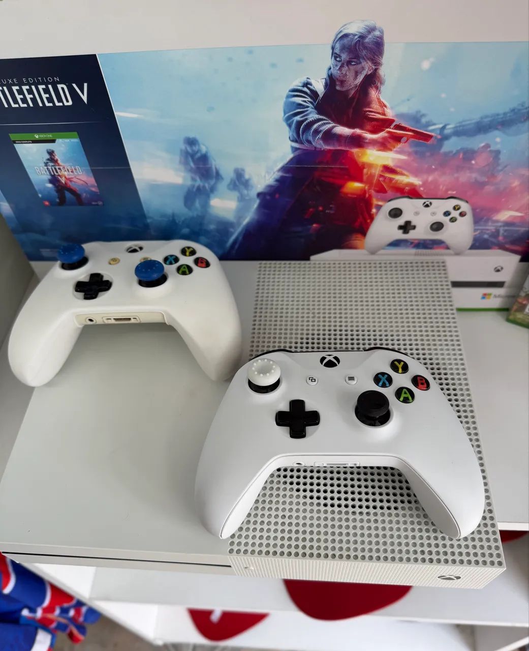 XBOX ONE S 1TB, CAIXA, 2 CONTROLES e JOGO - Foto 3